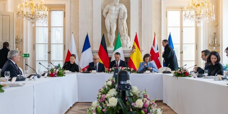 Albares y sus homólogos de Alemania, Francia, Polonia, Reino Unido e Italia instan a elevar el gasto militar “más allá del 2%”