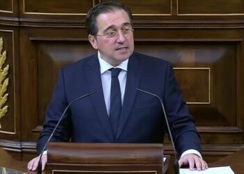 Albares asegura en el Congreso que “ningún país ha hecho tanto como España por la paz en Oriente Medio”