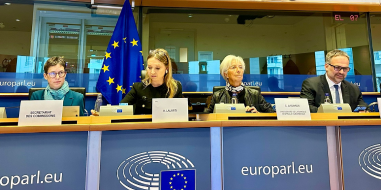 Lagarde adelanta nuevas bajadas de tipos y advierte de la debilidad económica en la eurozona