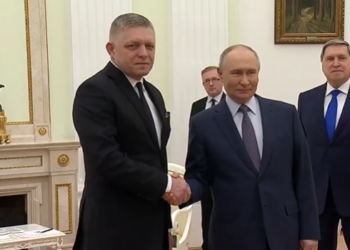 EL eslovaco Robert Fico visita por sorpresa a Putín