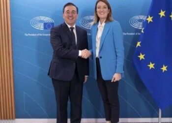 Albares vuelve a pedir a Metsola el uso de las lenguas cooficiales en la Eurocámara “sin hablar de plazos”
