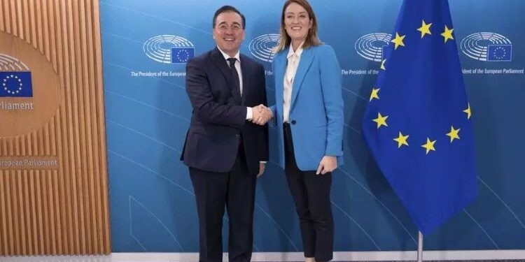 Albares vuelve a pedir a Metsola el uso de las lenguas cooficiales en la Eurocámara “sin hablar de plazos”