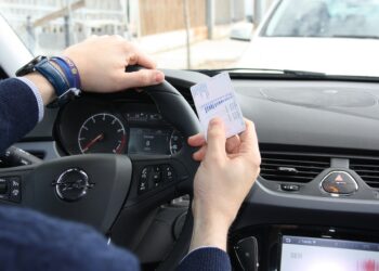 La UE impulsa una normativa para impedir que los conductores que infrijan gravemente las normas en un Estado miembro puedan circular por el resto del territorio comunitario