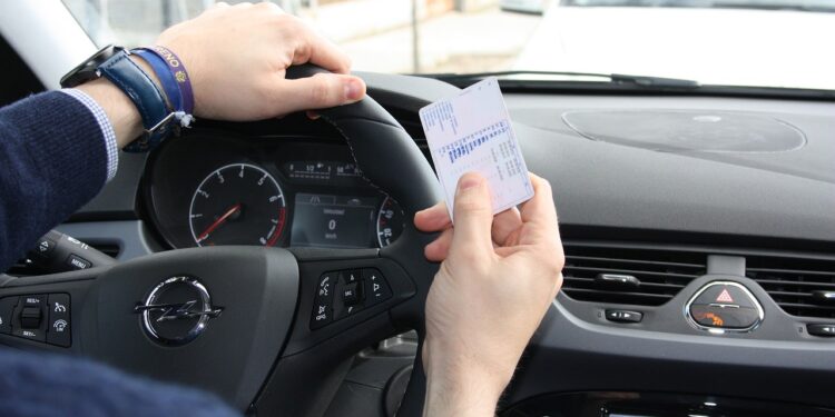 La UE impulsa una normativa para impedir que los conductores que infrijan gravemente las normas en un Estado miembro puedan circular por el resto del territorio comunitario