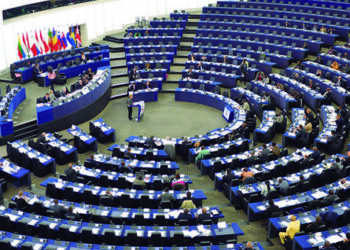 El Parlamento condena la violación de los derechos humanos en Crimea, Kirguistán y Azerbaiyán