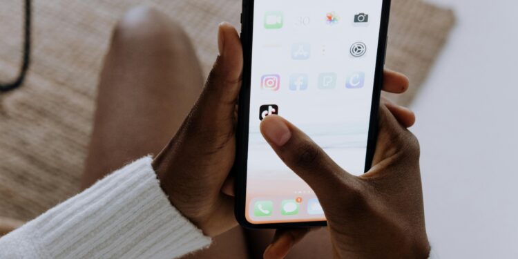 Bruselas ordena a TikTok conservar los datos clave sobre los riesgos de manipulación en las elecciones rumanas ante indicios de interferencia extranjera