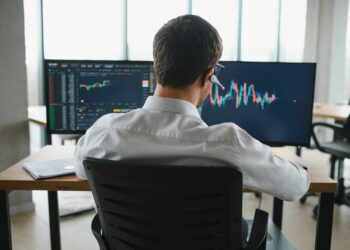 La economía de la UE se expande lentamente y la producción de servicios y comercio disminuyen