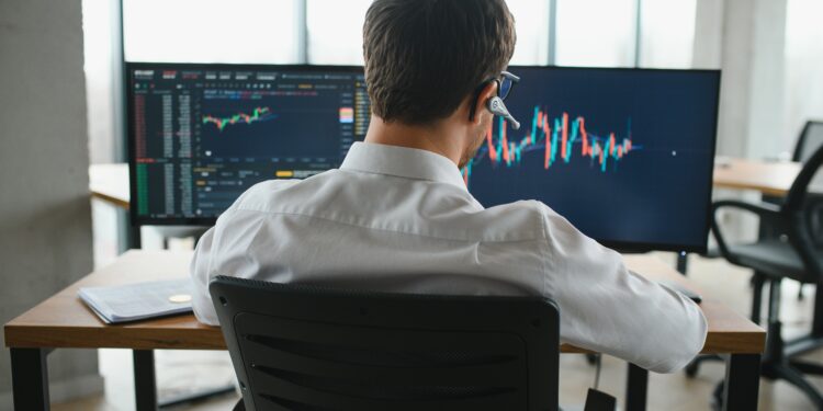 La economía de la UE se expande lentamente y la producción de servicios y comercio disminuyen