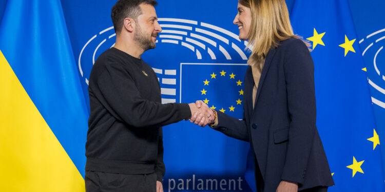 La Eurocámara acusa a Rusia de manipulación histórica y exige el fin de su agresión a Ucrania