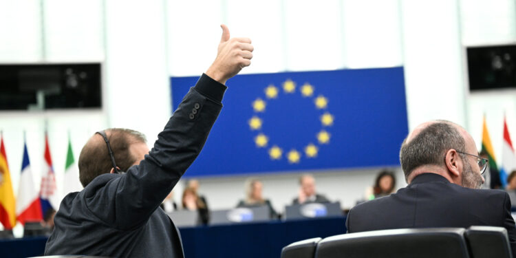 El Parlamento Europeo insta a la UE a ampliar las sanciones para incluir a Maduro y su círculo