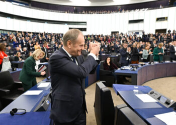 Tusk pide en el Parlamento Europeo reforzar la seguridad de Europa y no ser «ingenuos» frente a los desafíos globales