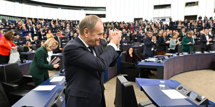 Tusk pide en el Parlamento Europeo reforzar la seguridad de Europa y no ser «ingenuos» frente a los desafíos globales