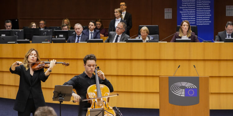 La Eurocámara conmemora a las víctimas del Holocausto y Metsola alerta sobre el resurgimiento del antisemitismo en Europa