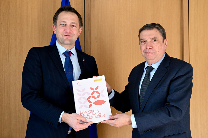 From left to right: Christophe HANSEN (European Commissioner for Agriculture and Food, EUROPEAN COMMISSION), Luis PLANAS PUCHADES (Minister for Agriculture, Fisheries and Food, Spain)