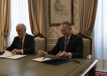 La RAE y la Asociación de Medios de Información (AMI) firman un convenio de colaboración en el marco del proyecto LEIA