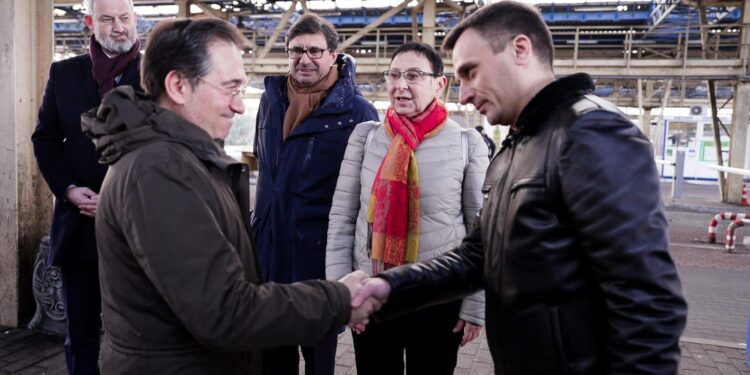 Albares llega inesperadamente a Ucrania con el deseo de que “éste sea el año de la paz”