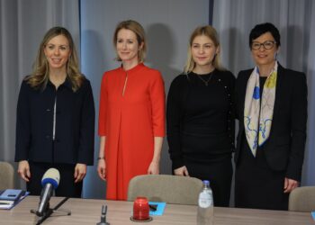 Kallas destaca la «prioridad» de la UE en la adhesión de Ucrania y la necesidad de presionar a Rusia para frenar la guerra