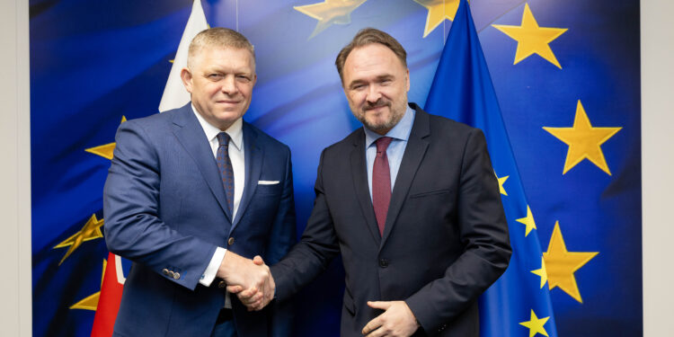 Fico reitera en Bruselas su amenaza de tomar “medidas recíprocas” contra Ucrania por el fin del tránsito de gas ruso