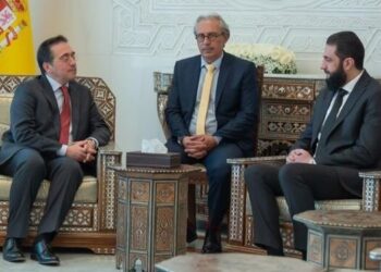 Albares anuncia en Damasco que propondrá el levantamiento “progresivo” de las sanciones europeas a Siria