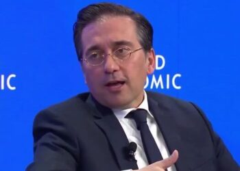 Albares pide a Israel que retire sus tropas de Líbano y Siria por “la estabilidad y la paz de todos”