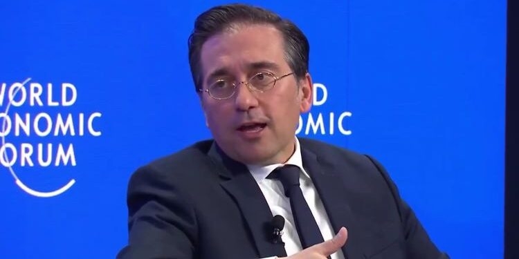 Albares pide a Israel que retire sus tropas de Líbano y Siria por “la estabilidad y la paz de todos”