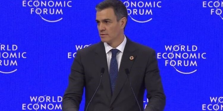 Sánchez anuncia en Davos que propondrá ante la UE el fin del anonimato en las redes y la rendición de cuentas de sus dueños