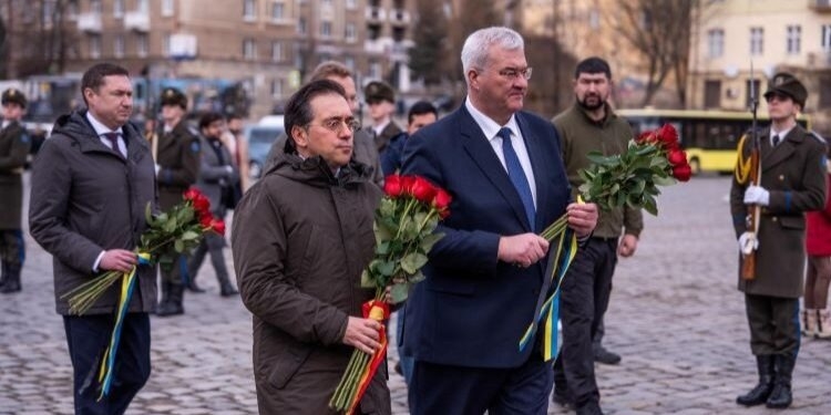 Albares asiste a la inauguración del primer centro UNESCO en Ucrania, financiado por AECID, y anuncia una nueva ayuda humanitaria de diez millones de euros