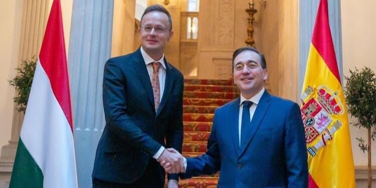 Albares aborda la agenda europea con su homólogo húngaro en pleno pulso de Orbán contra la UE
