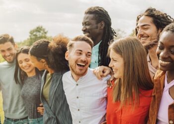 Los jóvenes reportan las tasas más altas de confianza en los demás de toda la UE