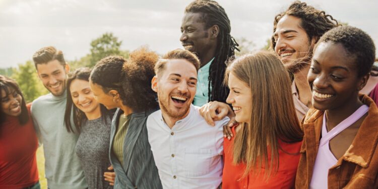 Los jóvenes reportan las tasas más altas de confianza en los demás de toda la UE