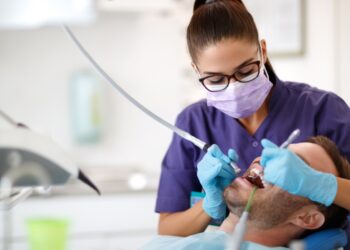 Más de 1,4 millones de dentistas, fisioterapeutas o farmacéuticos trabajaban en la UE en 2022