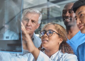 La UE contaba con más de 1,83 millones de médicos en activo en 2022