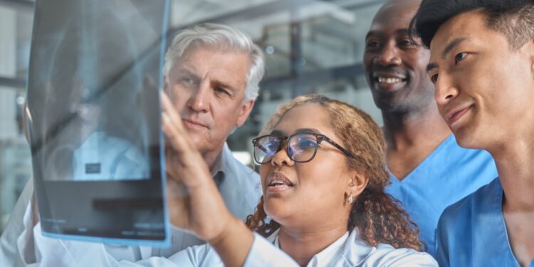 La UE contaba con más de 1,83 millones de médicos en activo en 2022