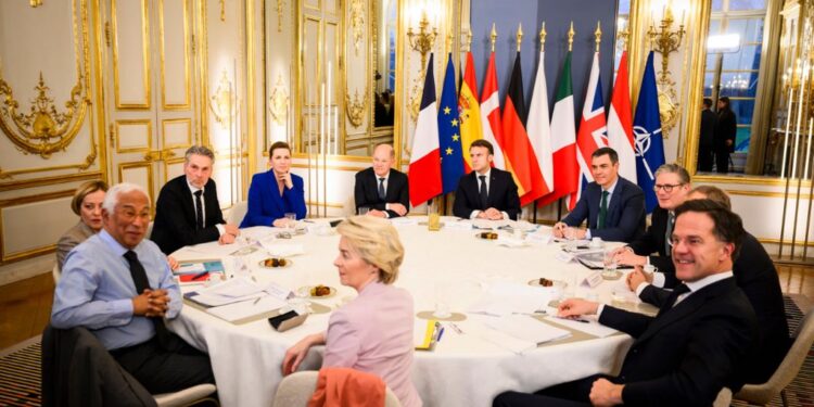 Líderes de la UE urgen desde París a reforzar el papel del bloque en la paz de Ucrania y su defensa