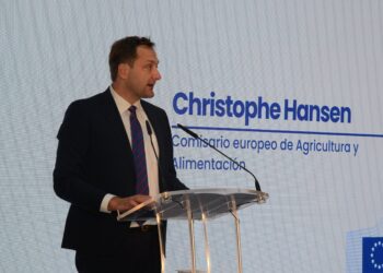 El comisario europeo de Agricultura ofrece en España más protección al sector agrario