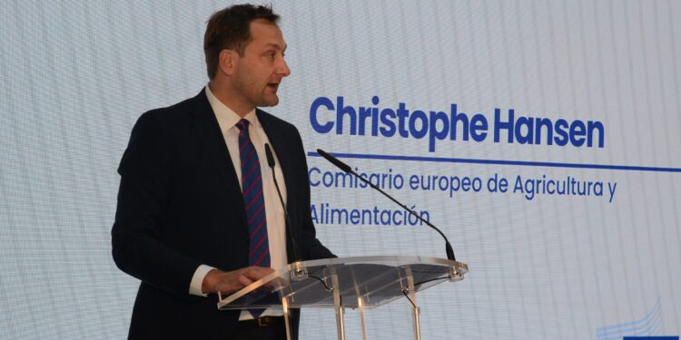 El comisario europeo de Agricultura ofrece en España más protección al sector agrario