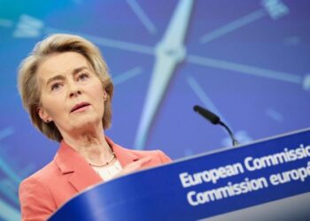 Von der Leyen avisa a Trump de que la UE responderá «con medidas firmes» a sus aranceles