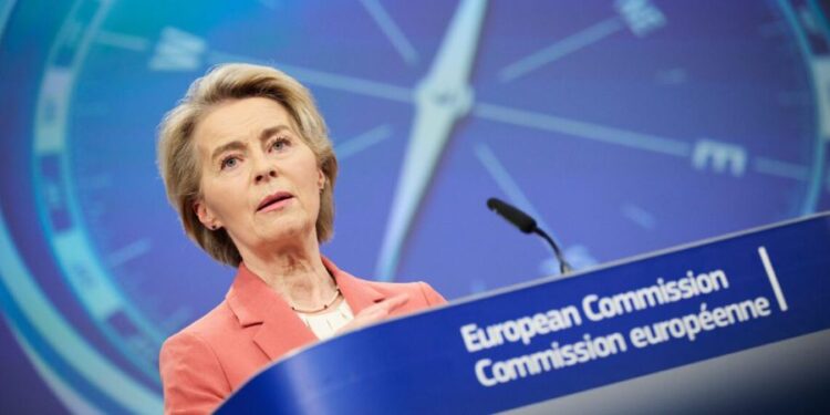 Von der Leyen avisa a Trump de que la UE responderá «con medidas firmes» a sus aranceles