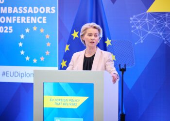 Von der Leyen alerta a los embajadores de la UE sobre el miedo al cambio climático, la IA o la migración