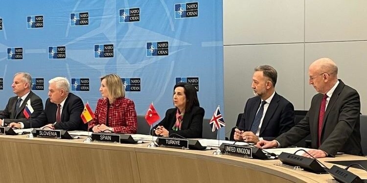 Robles: “Cualquier final del conflicto debe contar con Ucrania, la OTAN y la Unión Europea”