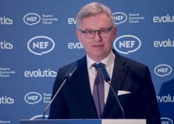 Bruselas pide a España que resuelva “pronto” la situación de los ‘menas’ que llegan a Canarias