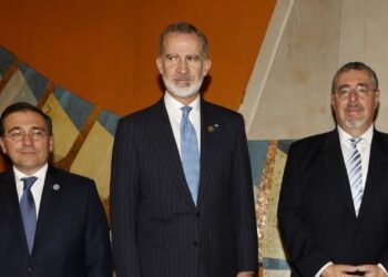 Albares se convierte en el ministro de Exteriores de la democracia que más ha viajado con el Rey