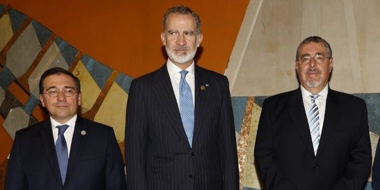 Albares se convierte en el ministro de Exteriores de la democracia que más ha viajado con el Rey