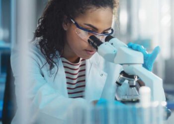 La UE contaba con 7,7 millones de mujeres científicas e ingenieras en 2023