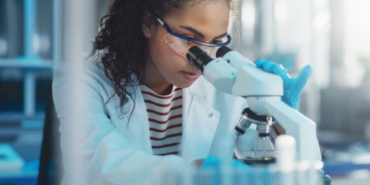 La UE contaba con 7,7 millones de mujeres científicas e ingenieras en 2023