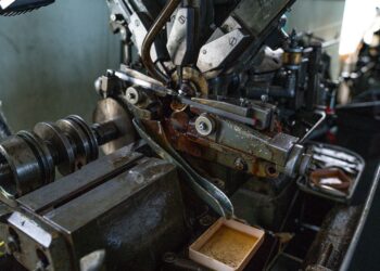 La producción industrial cae un 1,1% en la zona del euro y un 0,8% en la UE