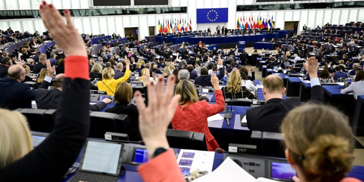 El Parlamento Europeo apoya el plan de Bruselas para rearmar europa