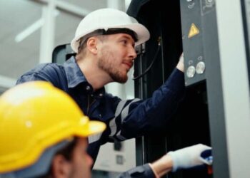 La producción de servicios cae un 0,3% en la zona del euro y sube un 0,2% en la UE