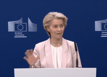 Von der Leyen urge al impulso del desarrollo de software y hardware en la industria automotriz