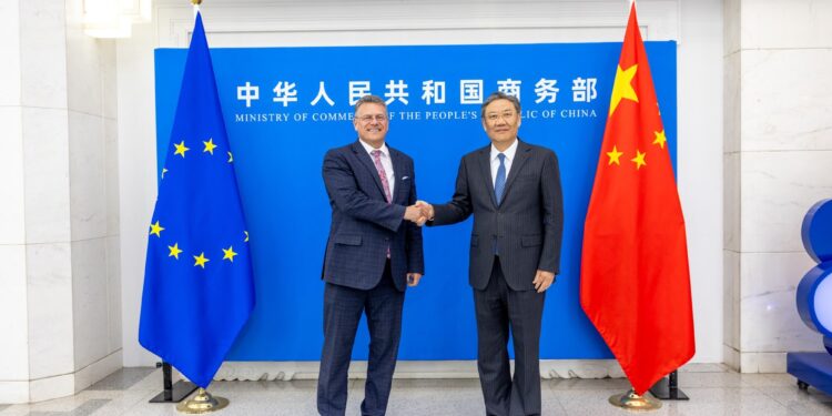 Bruselas y China acuerdan reforzar su diálogo sobre comercio e inversión en la cadena de suministro de vehículos eléctricos